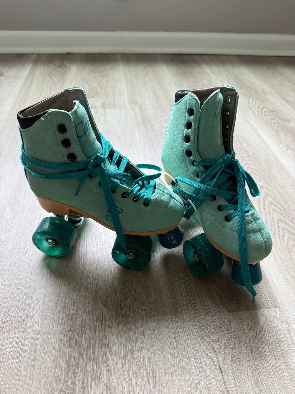 Candi Grl 4 wheel roller derby skates, teal, women's size 5, roller skates